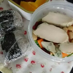 雑穀米と塩昆布 具は梅干しのおにぎり♪